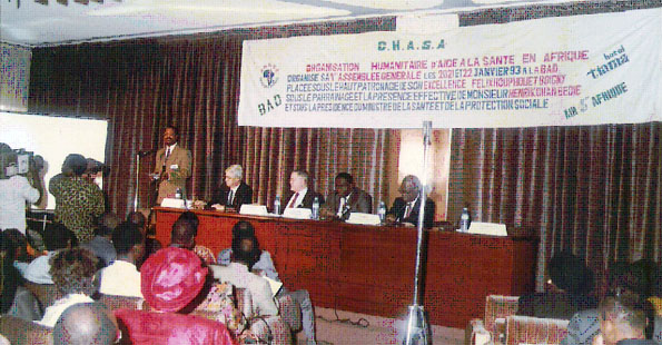1993 Assemblée Générale de l'OHASA à la BAD en présence de plusieurs personnalités du monde Médicale, sur la table le vice-président de la BAD, le Ministre Alain Ekra, le Ministre de la santé Guinée, Pr N'Guessene Rep. HKB, Pr Michel le bras président de l’université de Bordeaux 2 et Akoto yao Félix élu président de l’OHASA